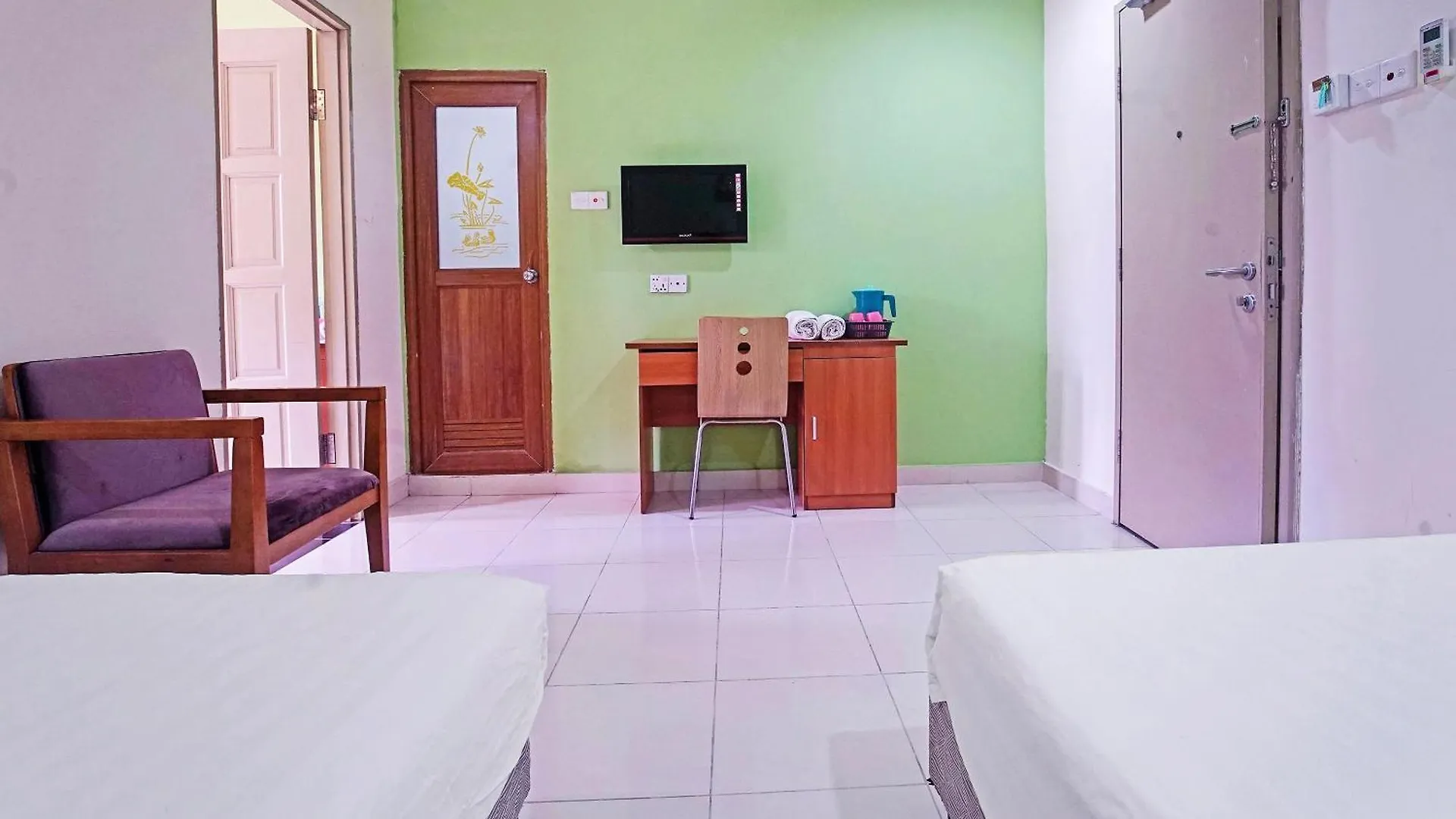 Hotel Night Queen Salak Tinggi Sepang 2*,