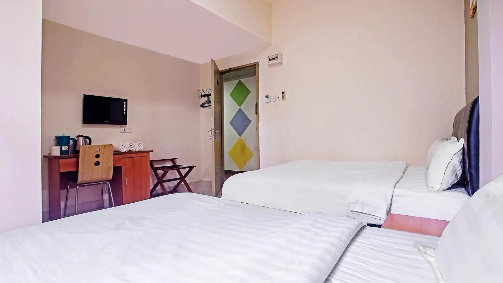 Hotel Night Queen Salak Tinggi Sepang 2*,